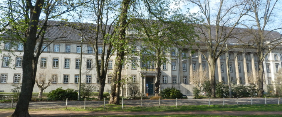 Blick vom Park aufs Gerichtsgebäude